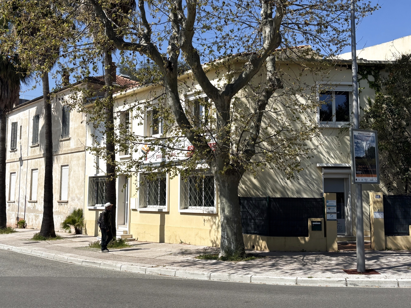 Maison à vendre - 206m2 - Hyères (83400)