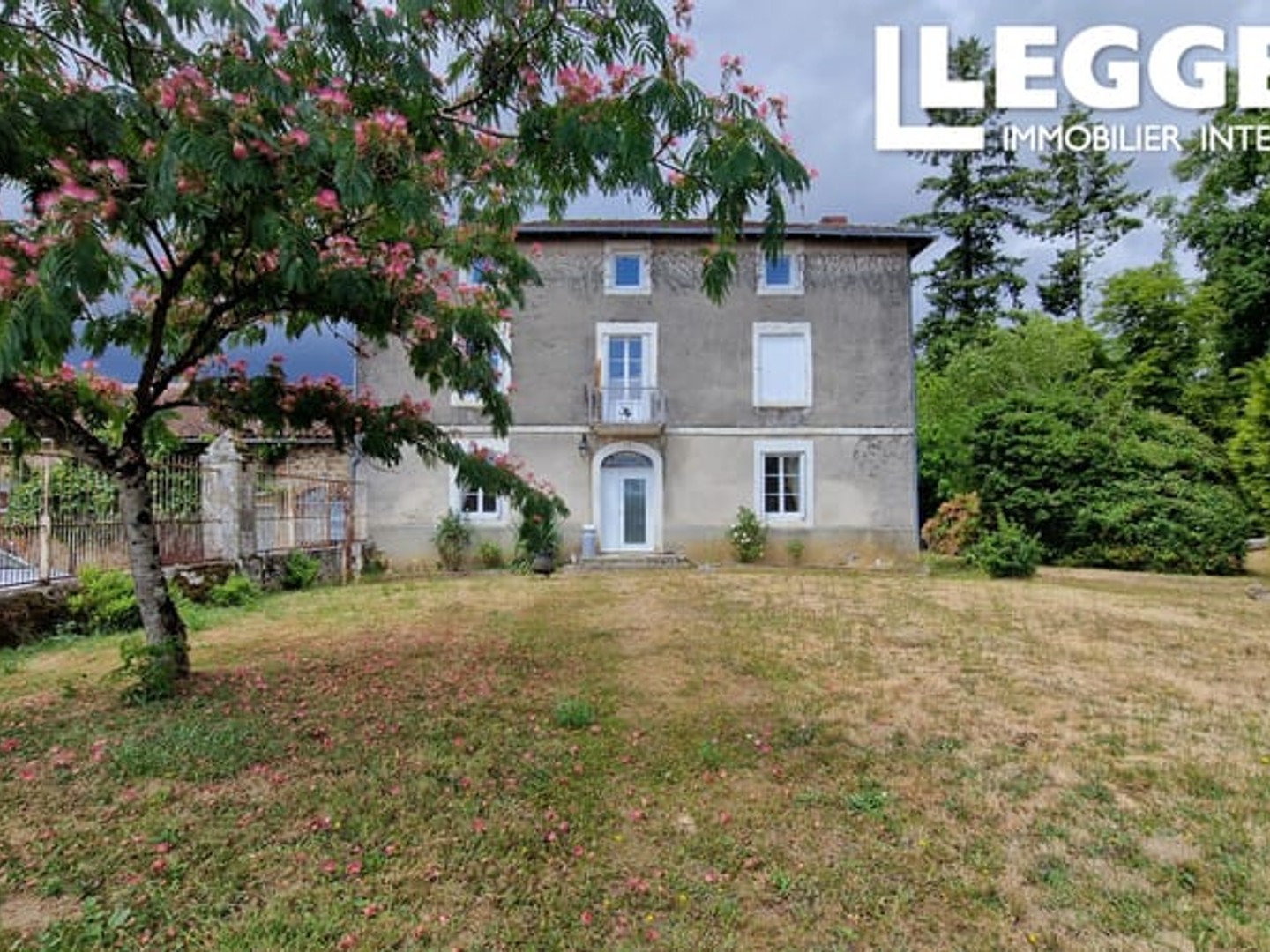 Grande maison familiale avec dépendances sur un grand terrain. Potentiel gites, B&B, chevaux...