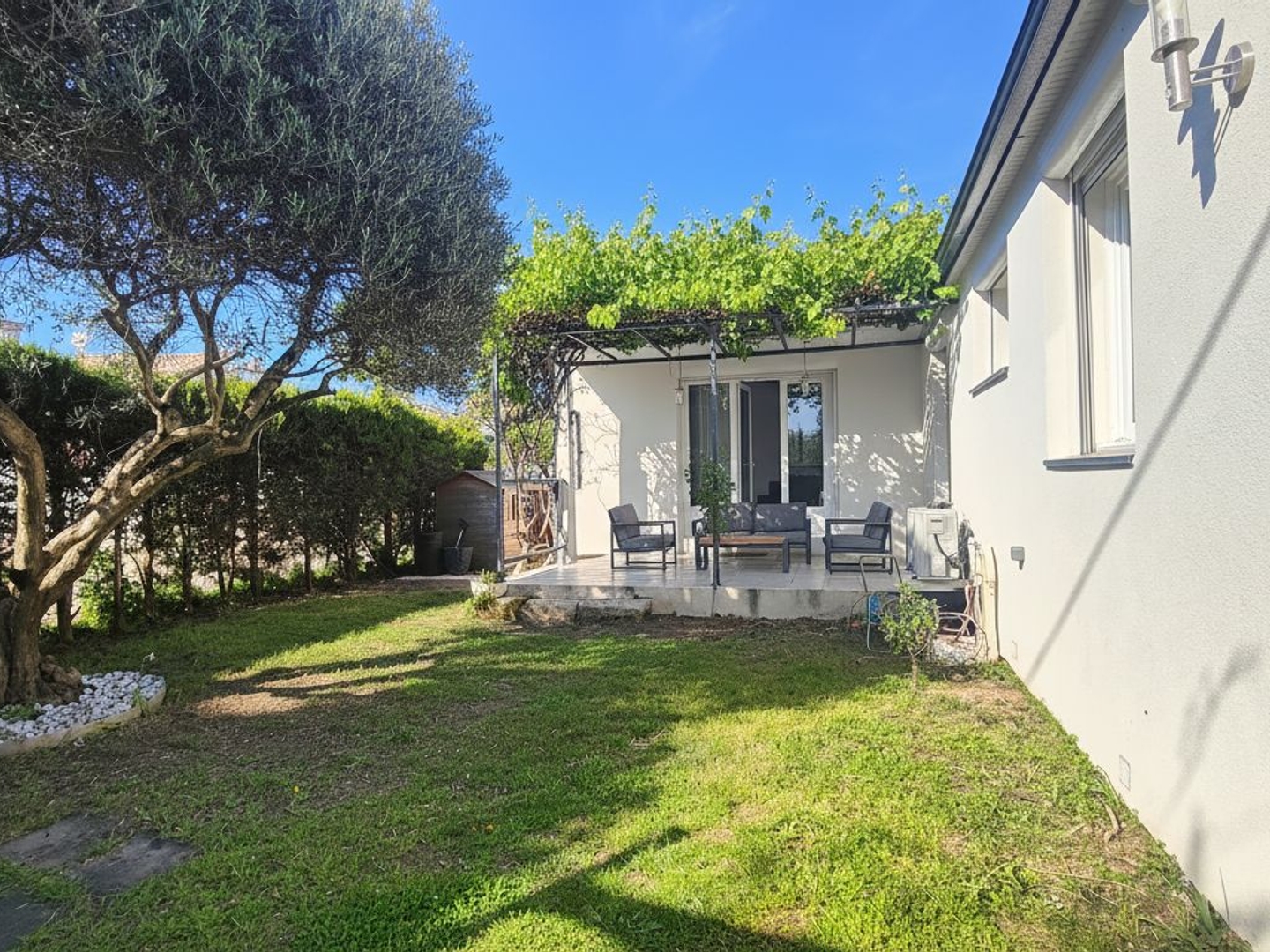 Maison plain pied , cœur de village avec jardin