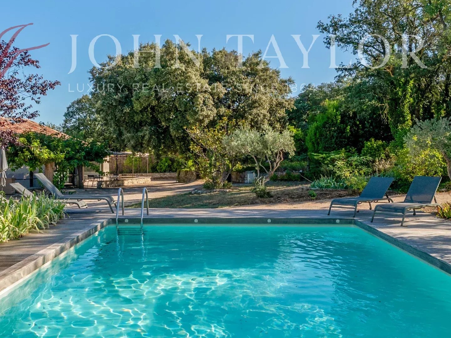 Propriété d'exception à vendre à Eygalières | Vue imprenable sur les Alpilles | Piscine chauffée | Jardin méditerranéen de 8 000 m²