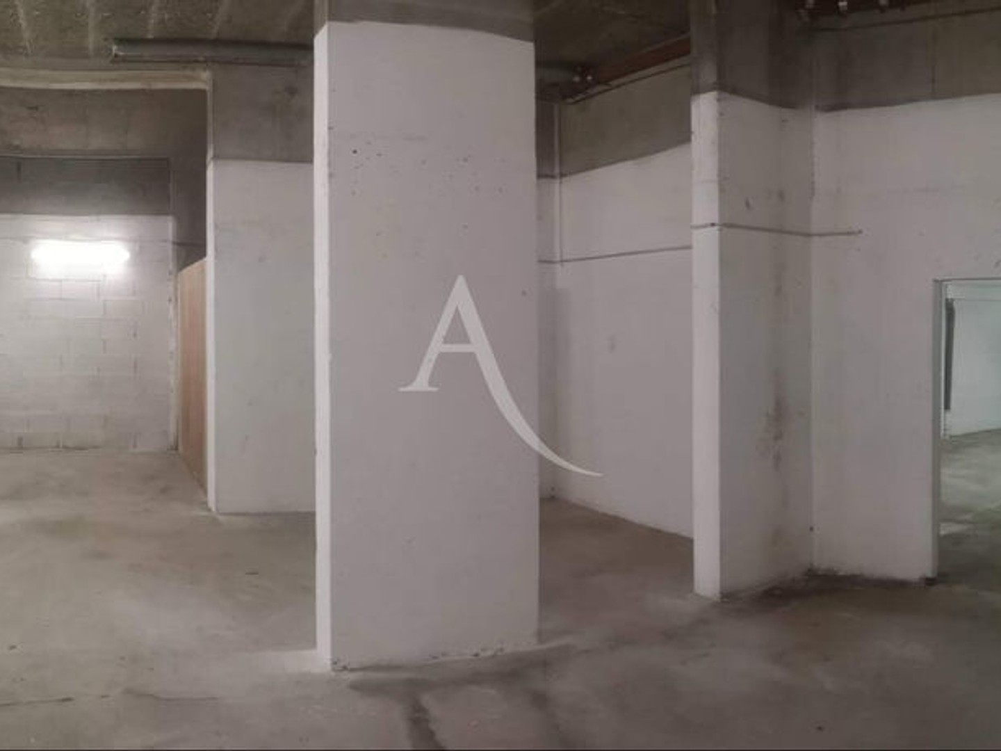 Garage d'environ 115 m²