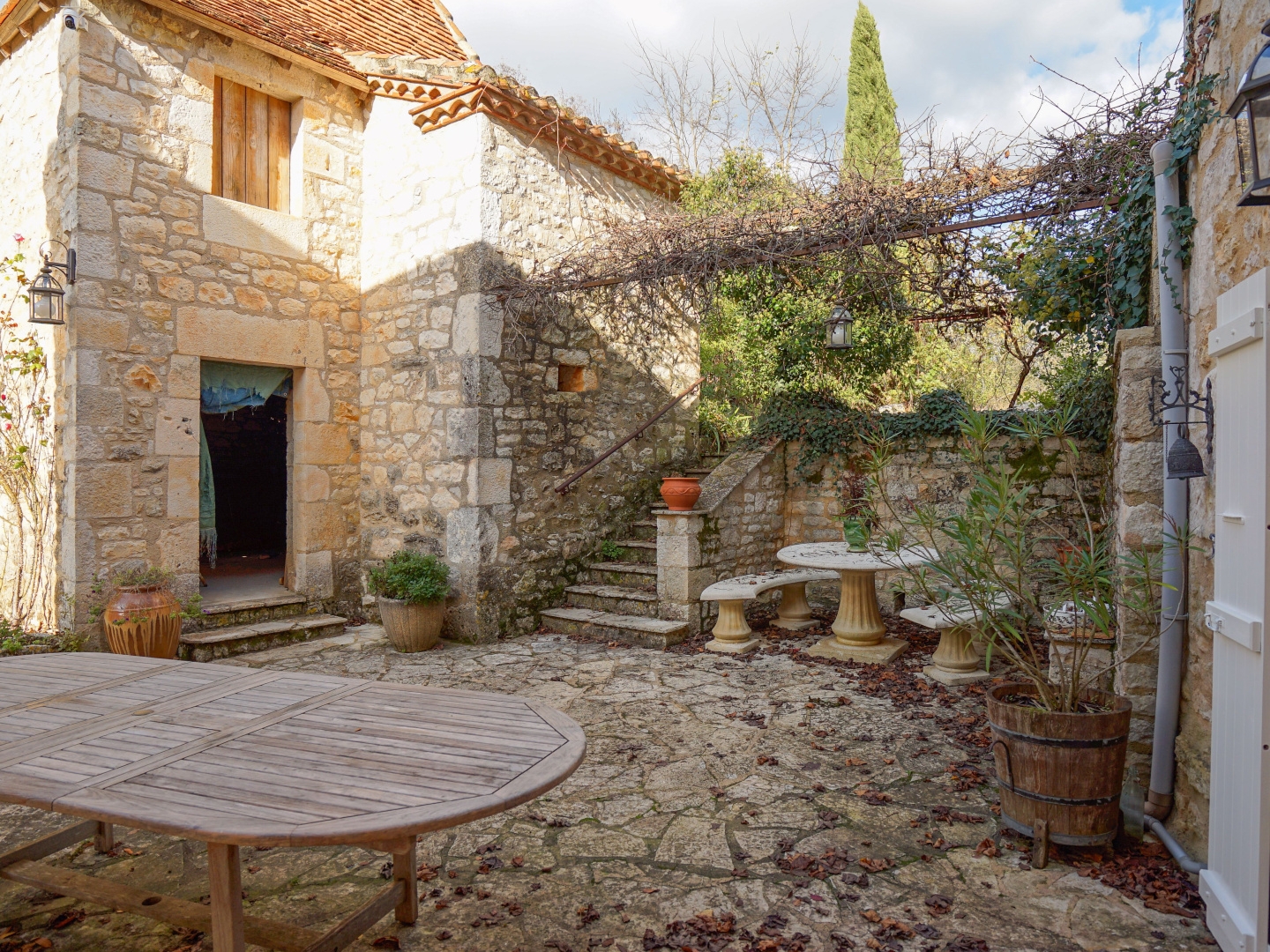 Charmante maison de village en pierre avec 5 chambres, un pigeonnier, une jolie cour et un grand jardin avec p