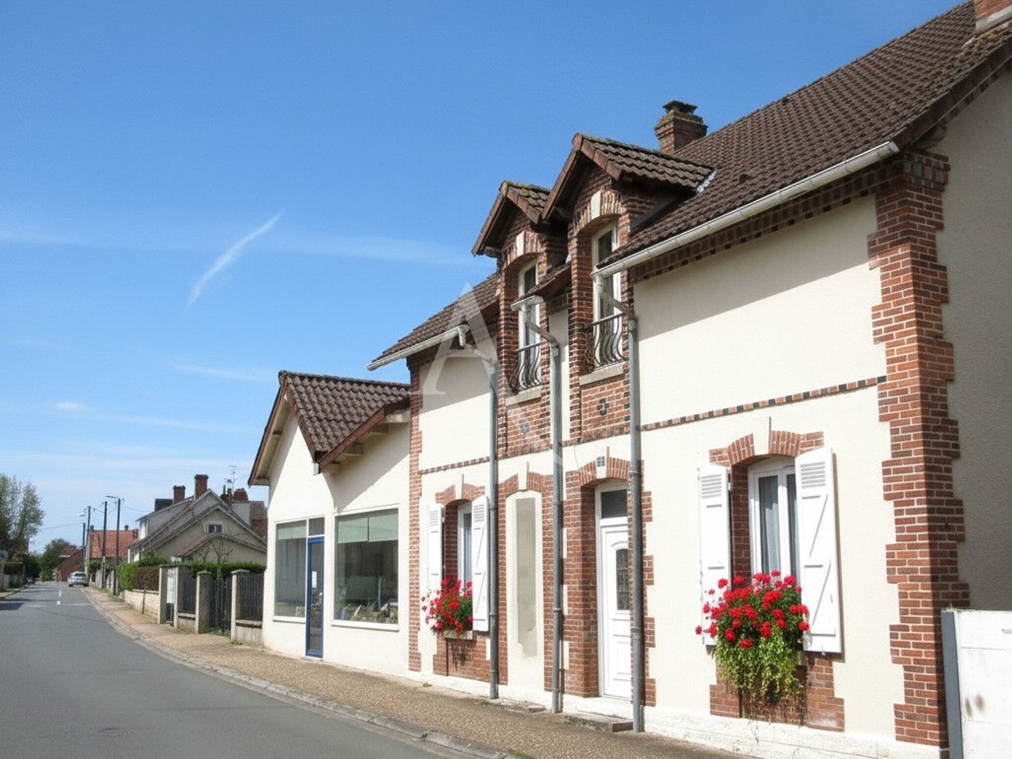 Maison Salbris 7 pièces et local professionnel .