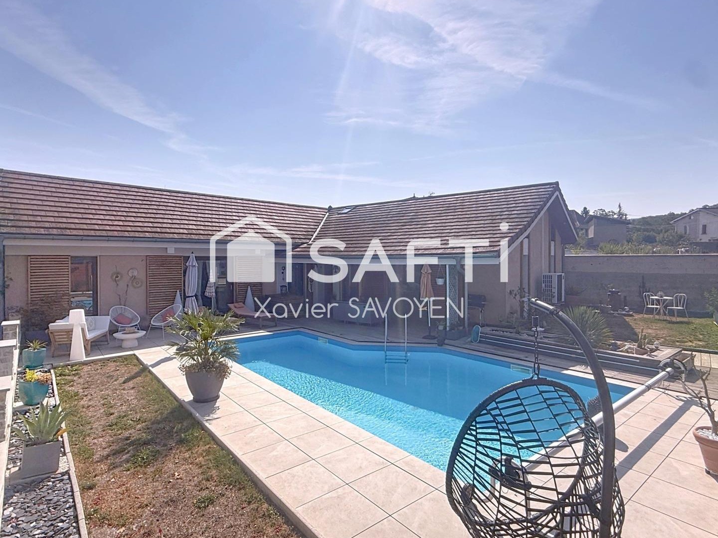 Maison de plain-pied 113.5 m² - avec piscine et dépendance