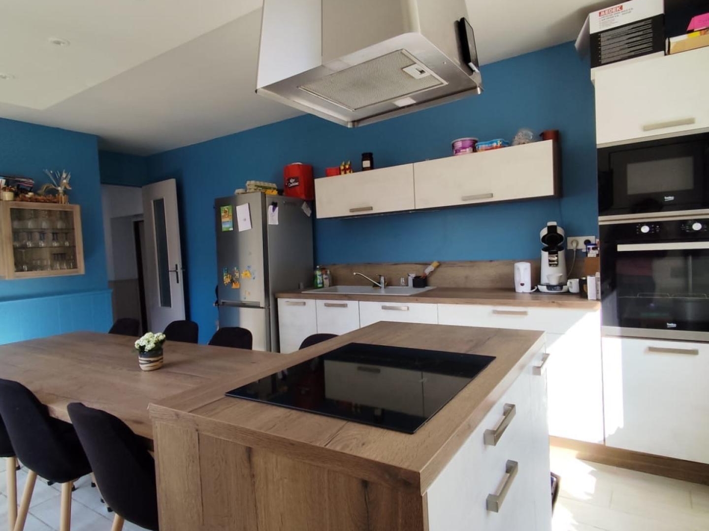 Grande maison avec panneaux solaires