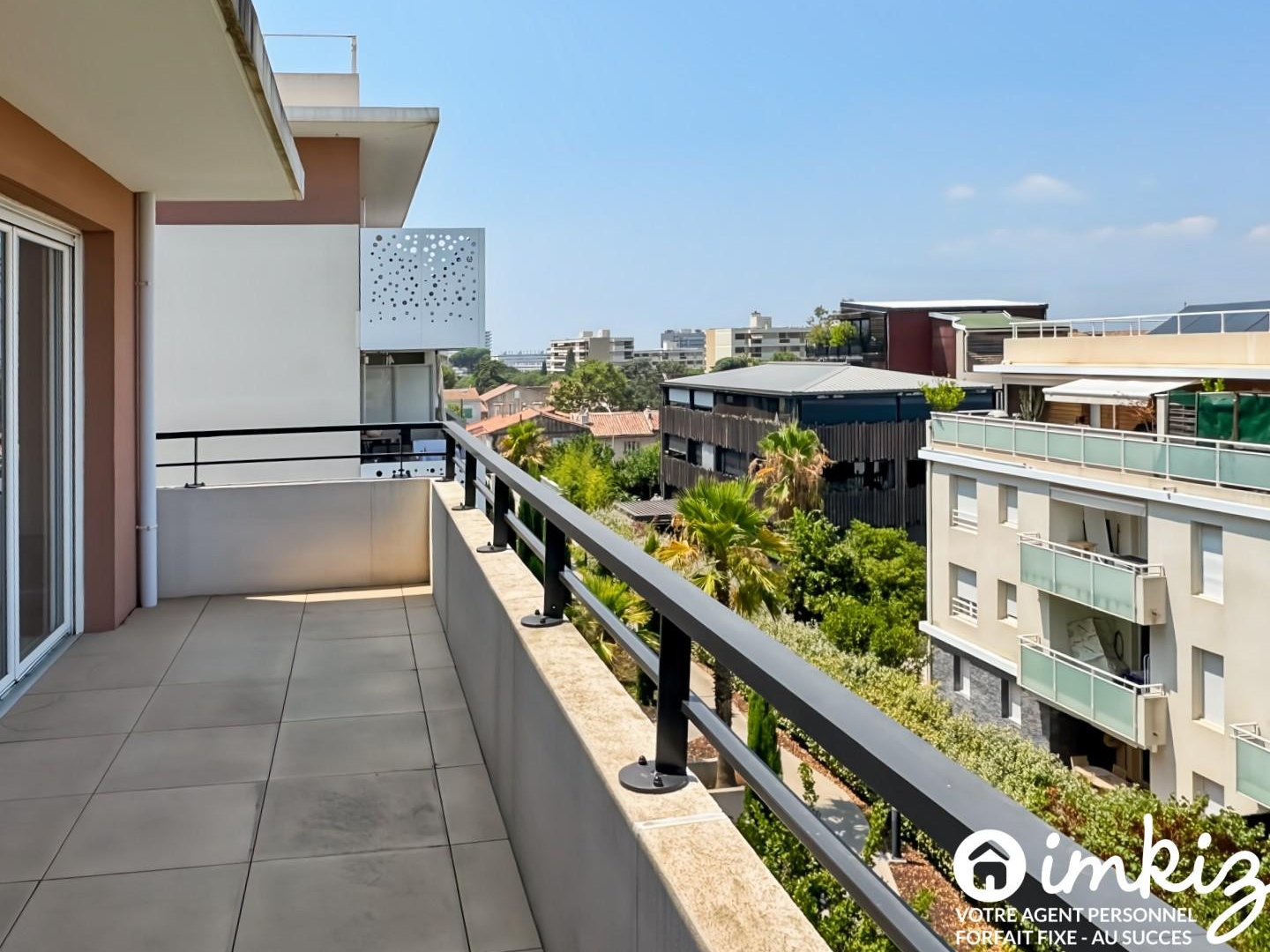 T3 dernier etage avec terrasse et box