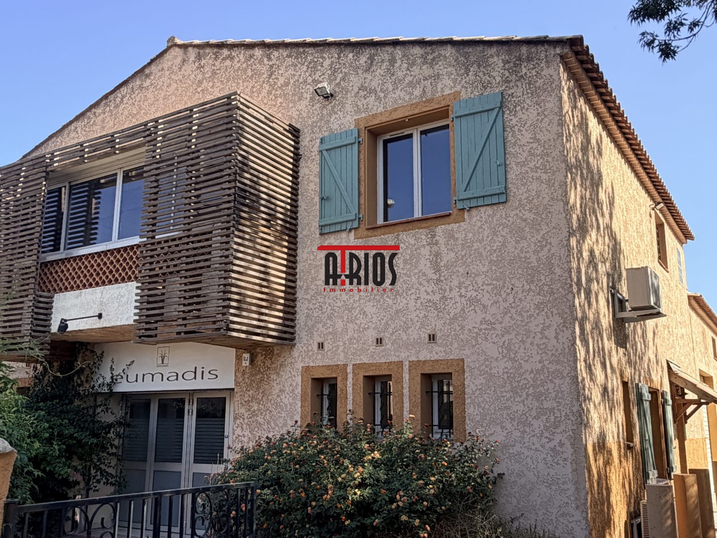 Local commercial 670 m²