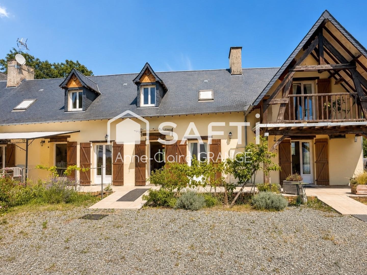 Niché au coeur d'un hameau paisible