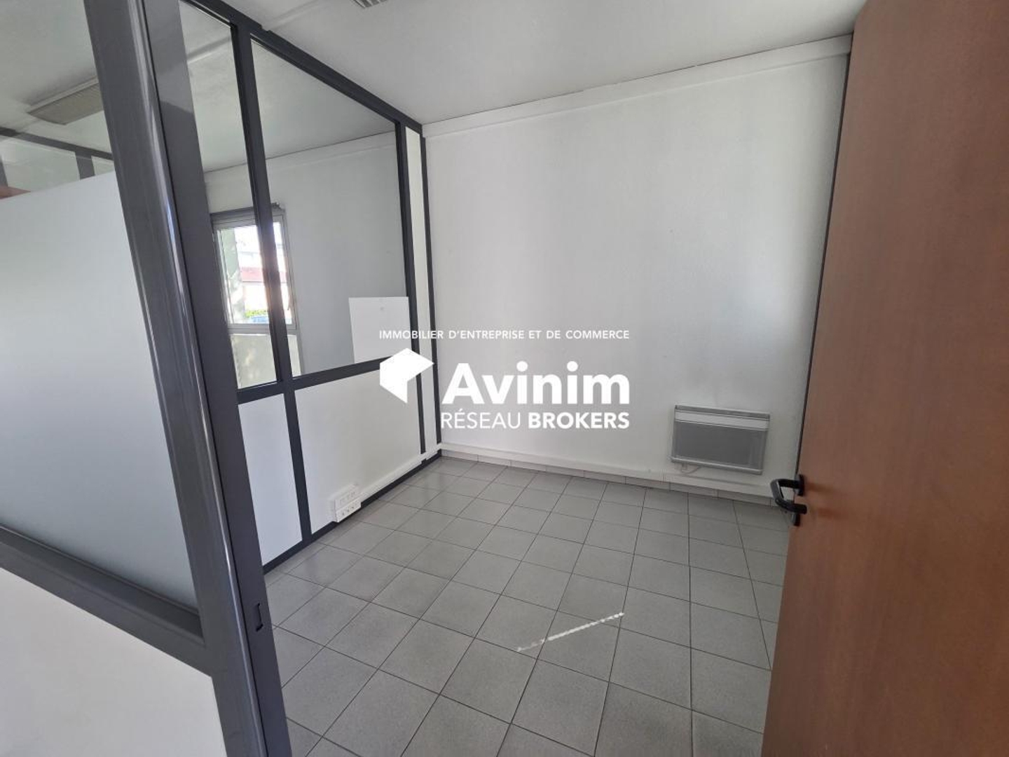 À VENDRE - LOCAUX COMMERCIAUX DIVISIBLES - OYONNAX