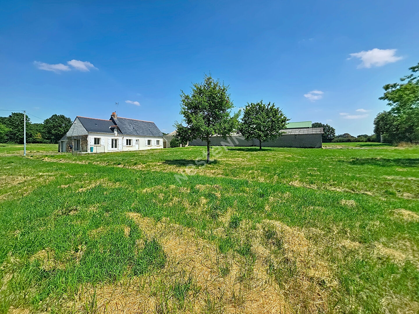 Maison Avendre à Loireauxence, 5 hectares de terrain attenants, grande dépendance