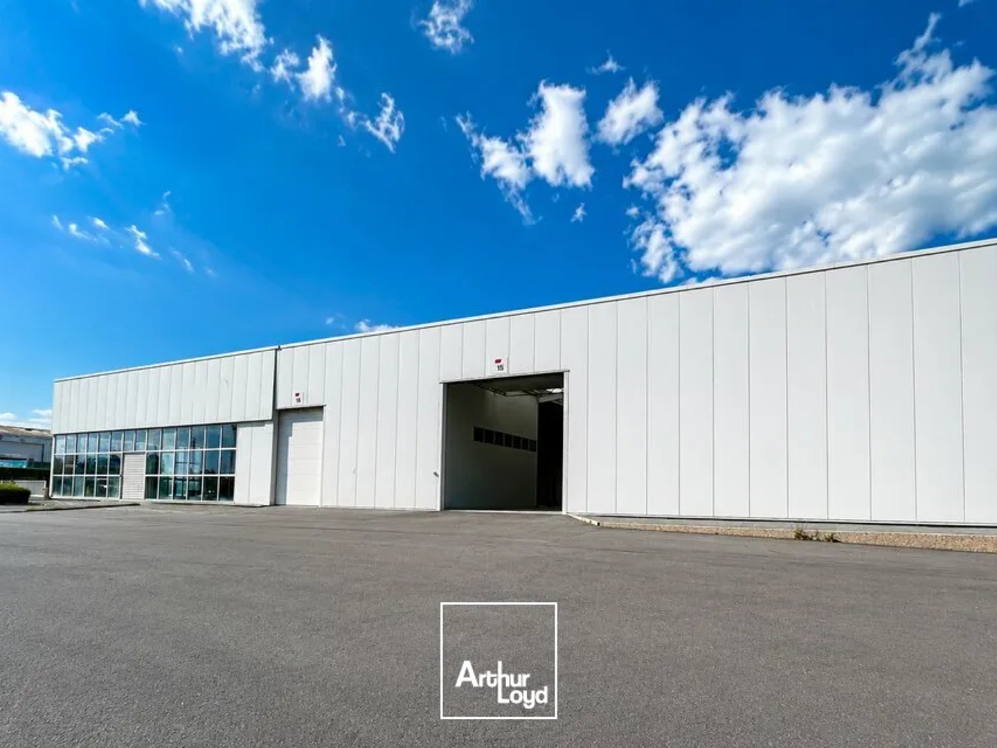 A VENDRE - LOCAUX D'ACTIVITÉS 2 566 M2 + TERRE PLEIN 2 000 M2