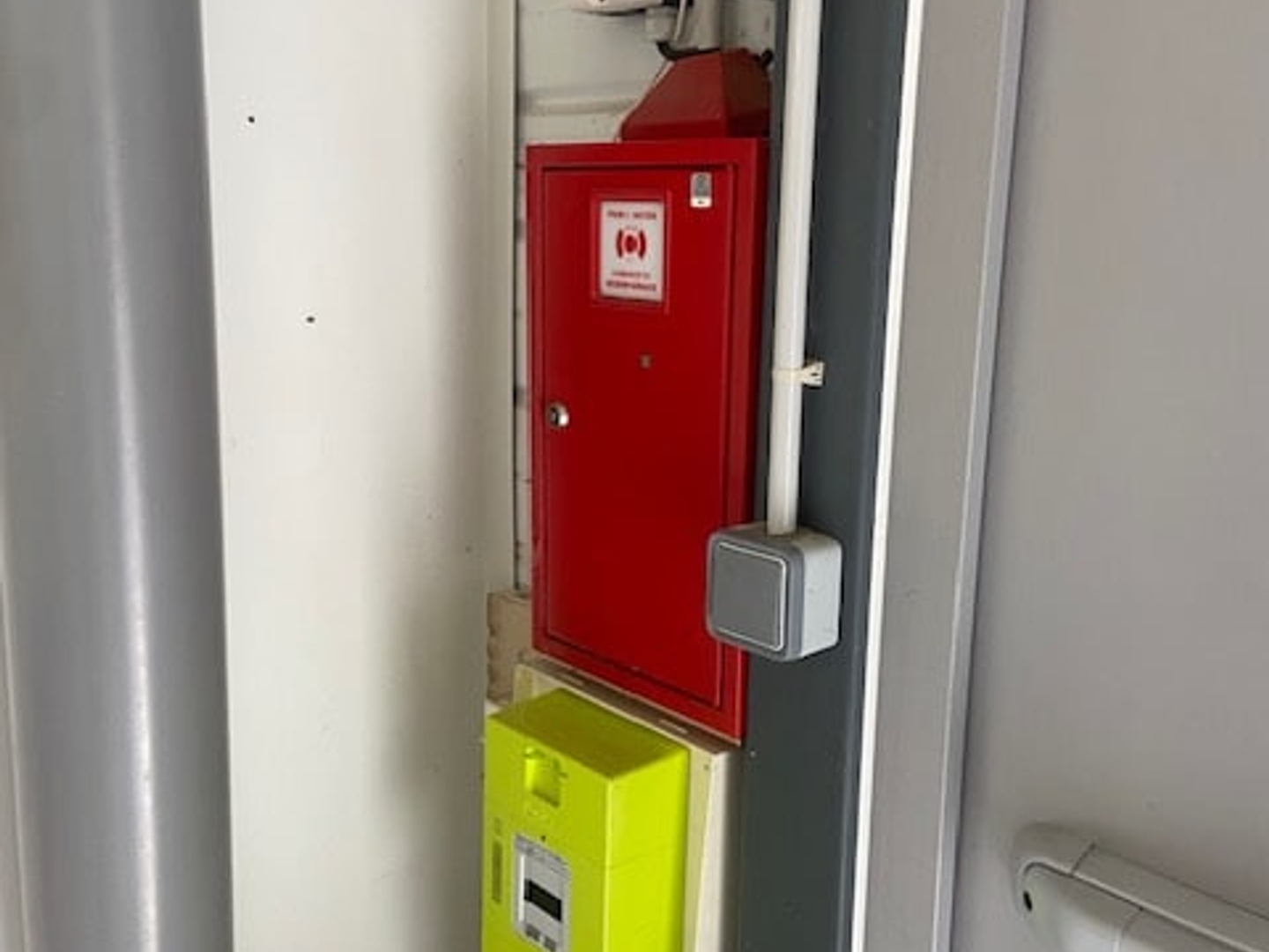 LENTILLY : LOCAL 211 M2 DONT 30 M2 BUREAUX - ÉTAT NEUF -