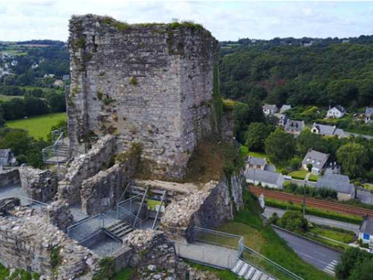 FONDS DE COMMERCE ET MURS D'UN RESTAURANT A VENDRE BELLE OPPORTUNITE A LA ROCHE MAURICE