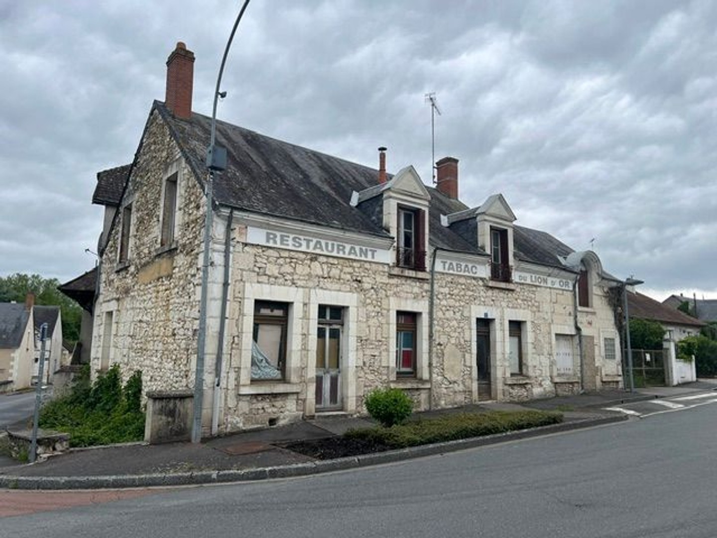 Commerce avec habitation, centre bourg Lye