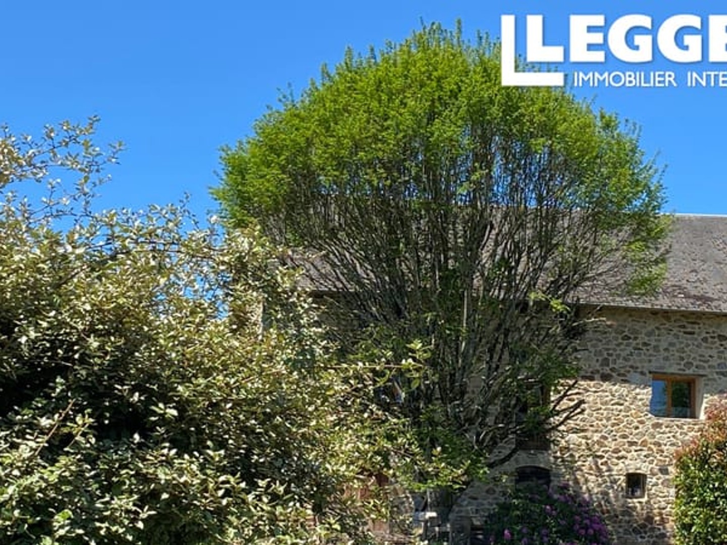 Belle grange aménagée donnant 390M2 surface sur 3 niveaux. Au calme! Les meubles sont négociables.