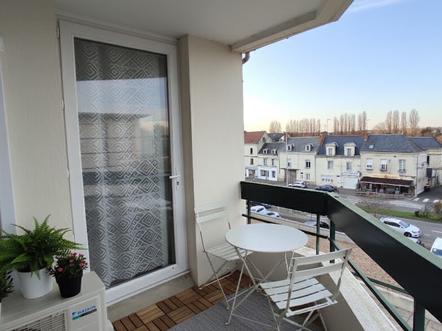 BEL APPARTEMENT AVEC BALCON PROCHE CENTRE VILLE