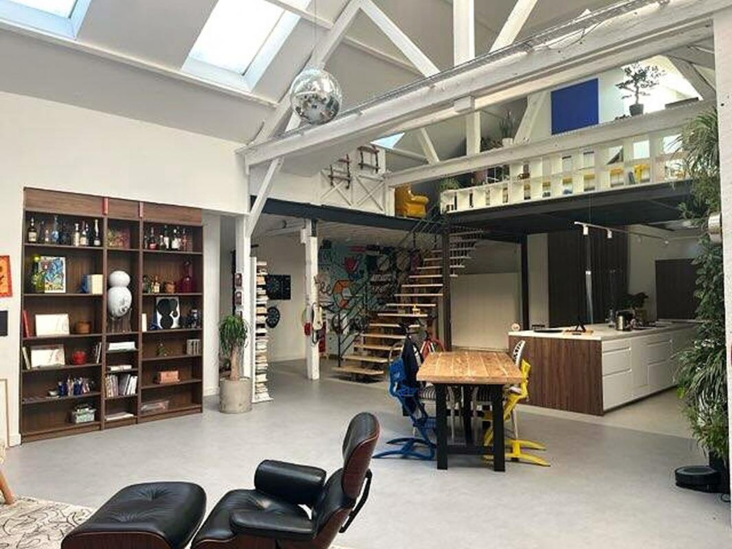 Loft atypique moderne de 330 m², 6 piéces-3 Chambres