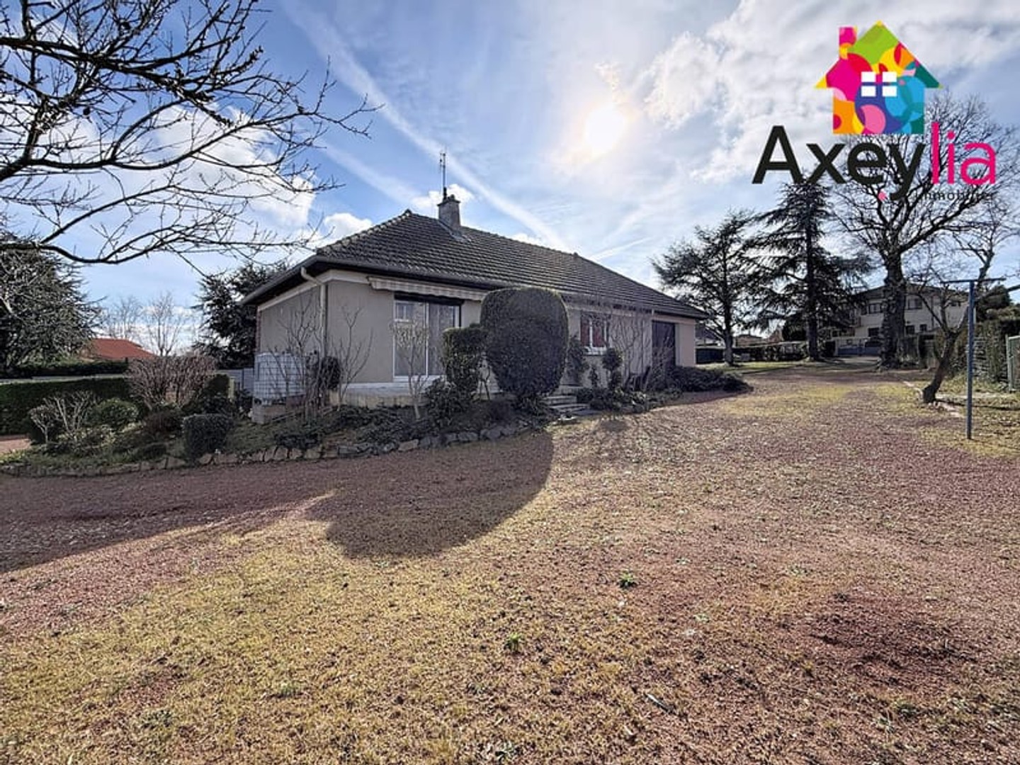 A vendre - commelle-vernay - maison avec sous-sol semi-enterré, deux garages et grand terrain