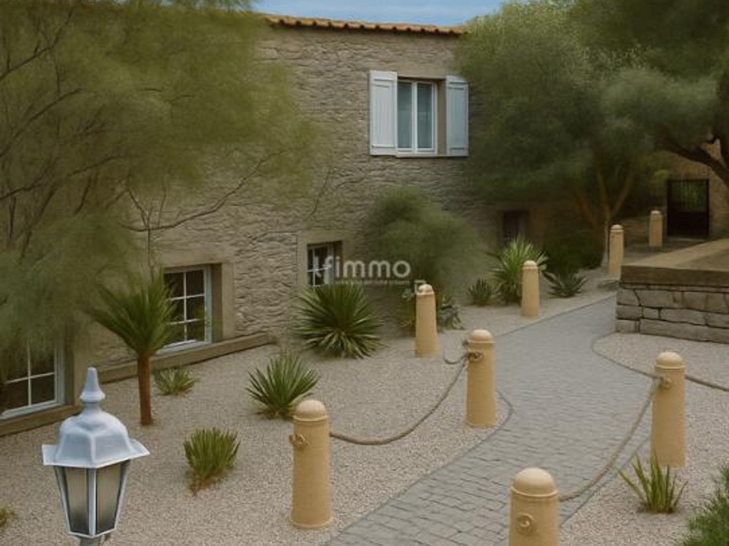 Ensemble immobilier en pierre avec logements