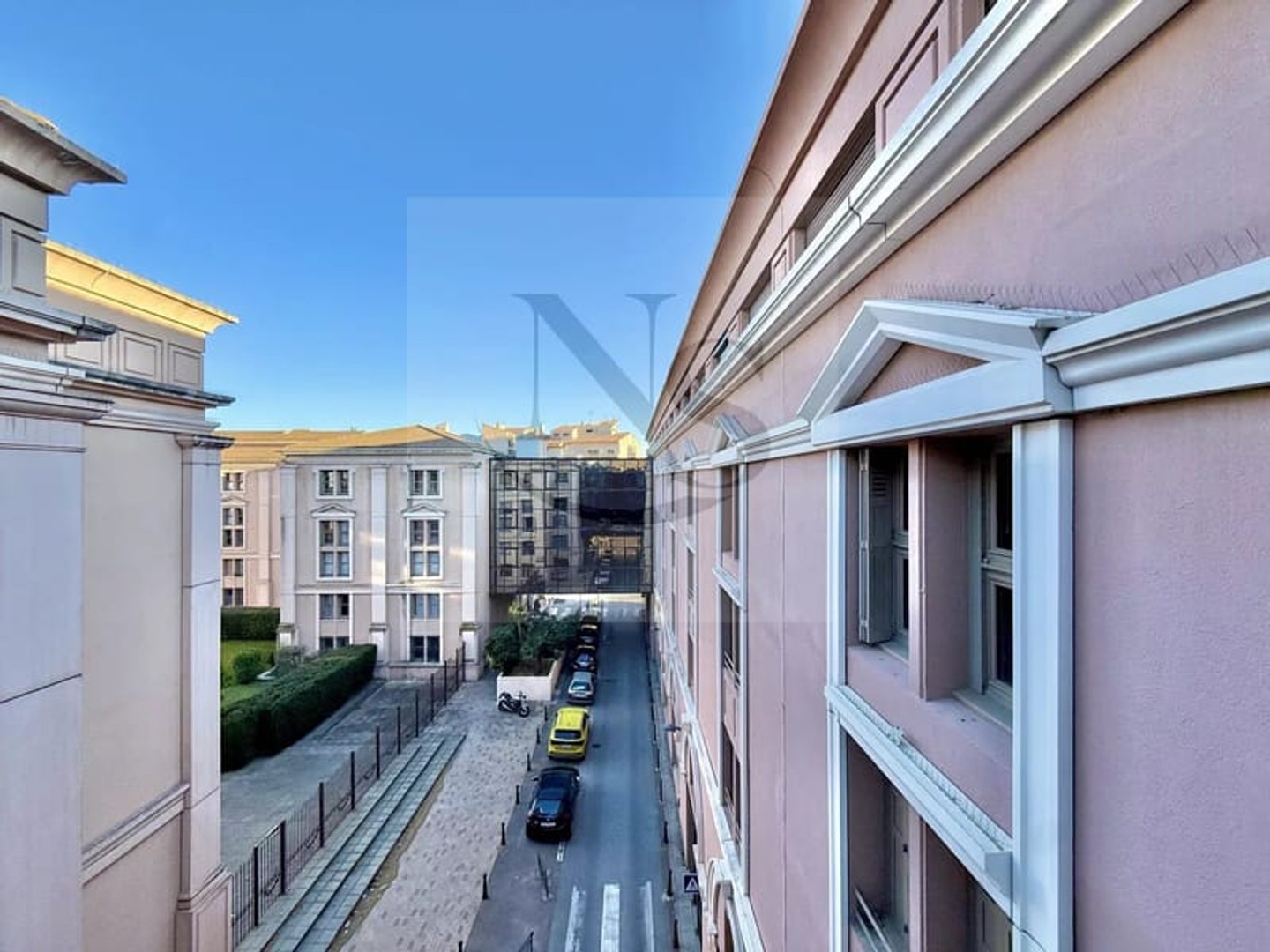 AIX-EN-PROVENCE / BUREAU CENTRE-VILLE AVEC 4 GARAGES ET ASCENSEUR