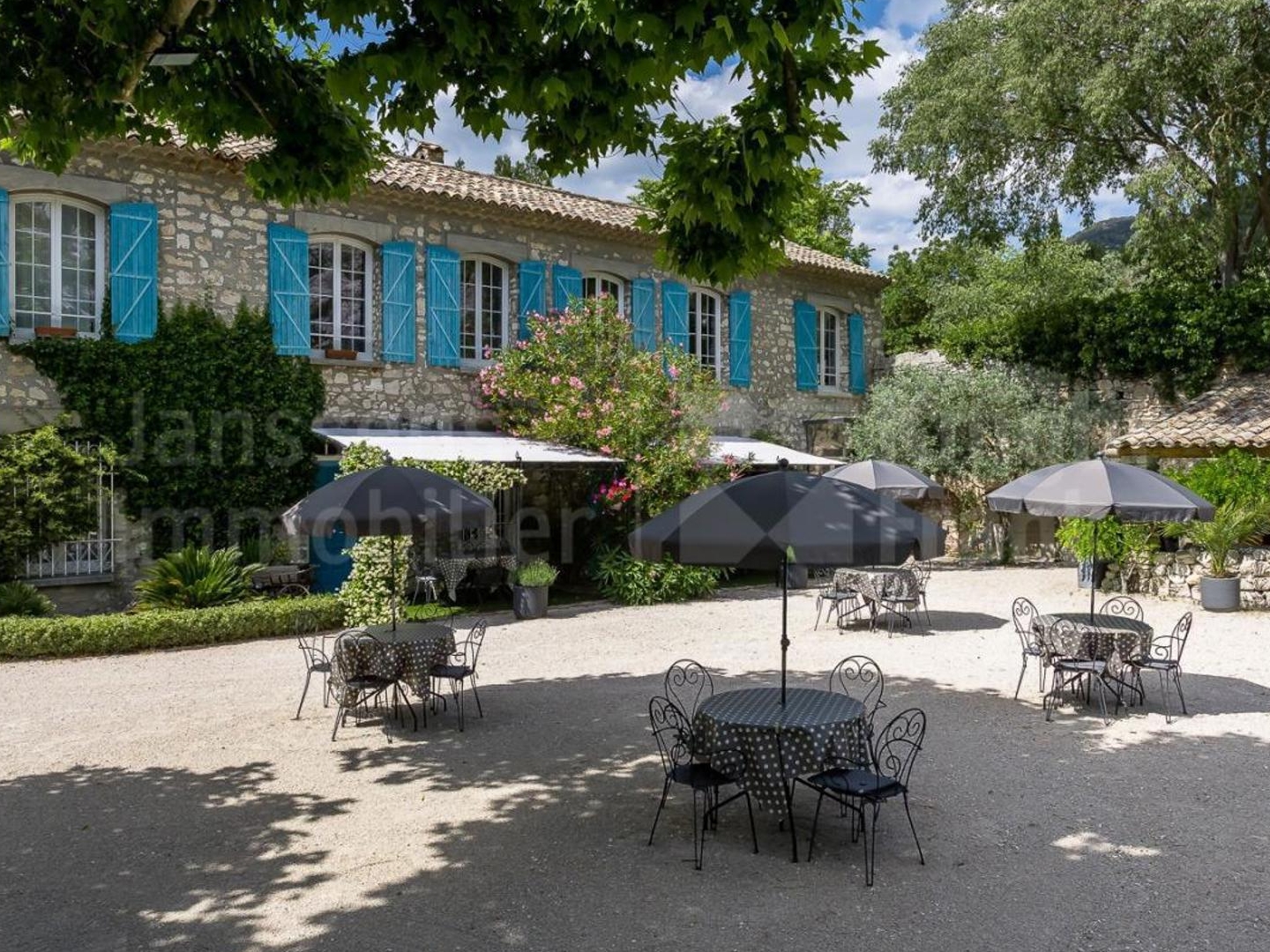 Mas en pierre avec piscine à vendre proche L'Isle-sur-la-Sorgue