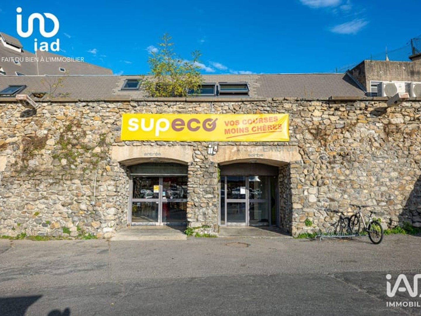 Immeuble commercial 1900 m²