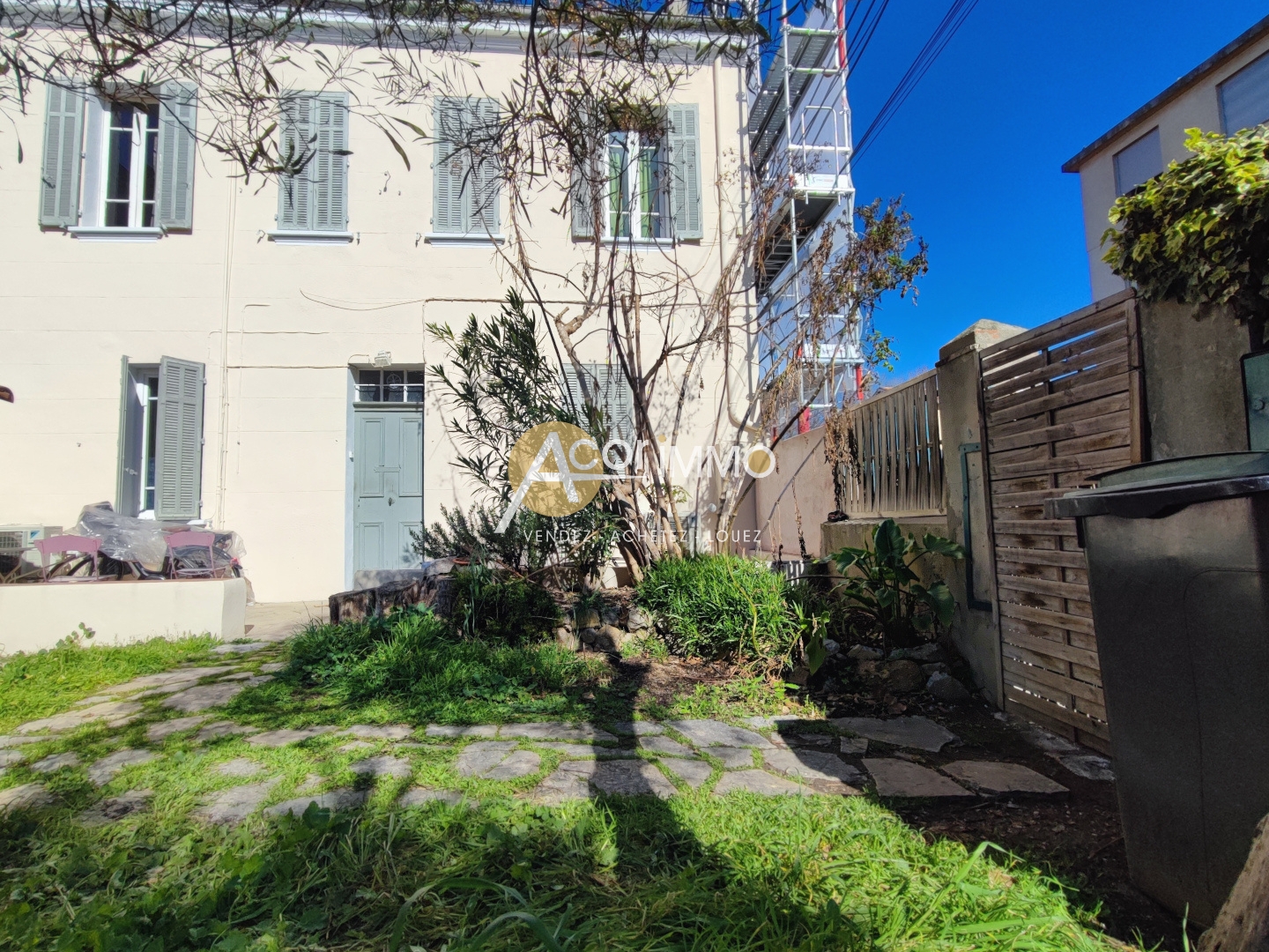 MAISON 1920 en 3 Appartements + GARAGE et Grenier aménageable sur 272 m2 clos
