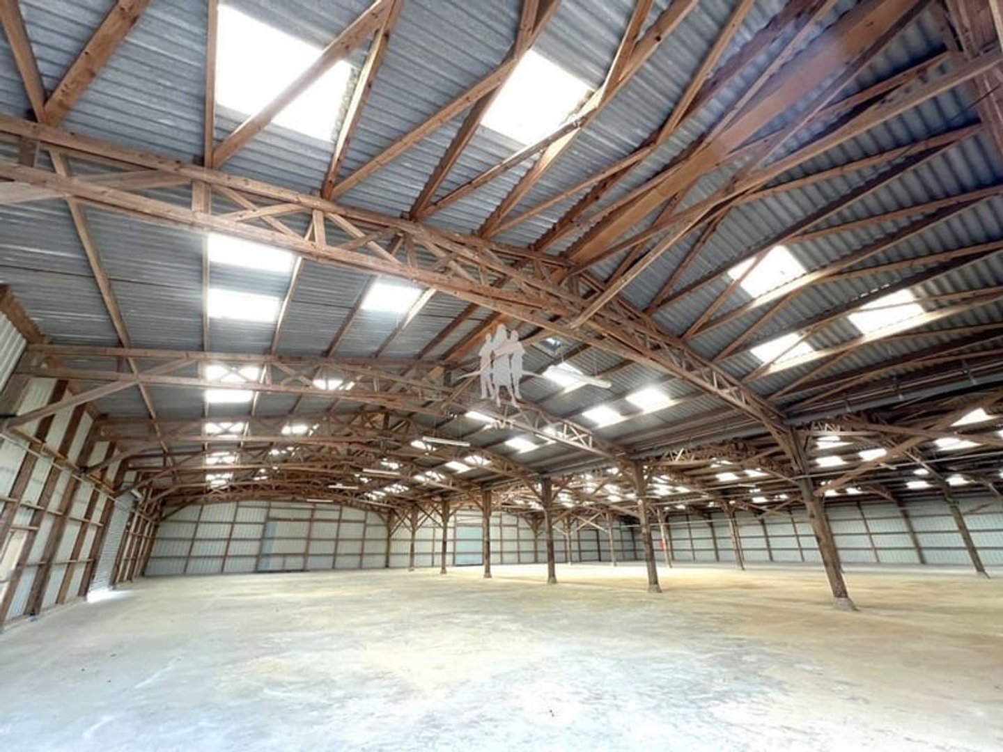 A vendre , Gaillon 27600 , entrepots 4100 m2 , terrain 26 000 m2