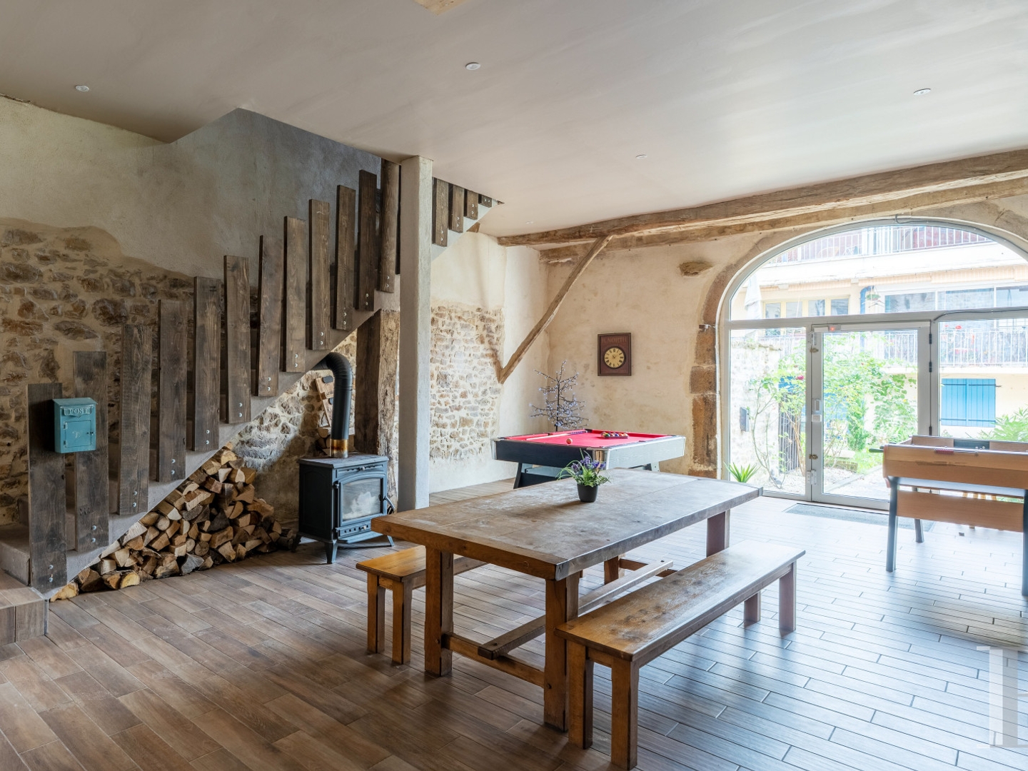 Maison à vendre - 1 pièce - 396m2 - Saint-Amour (39160)