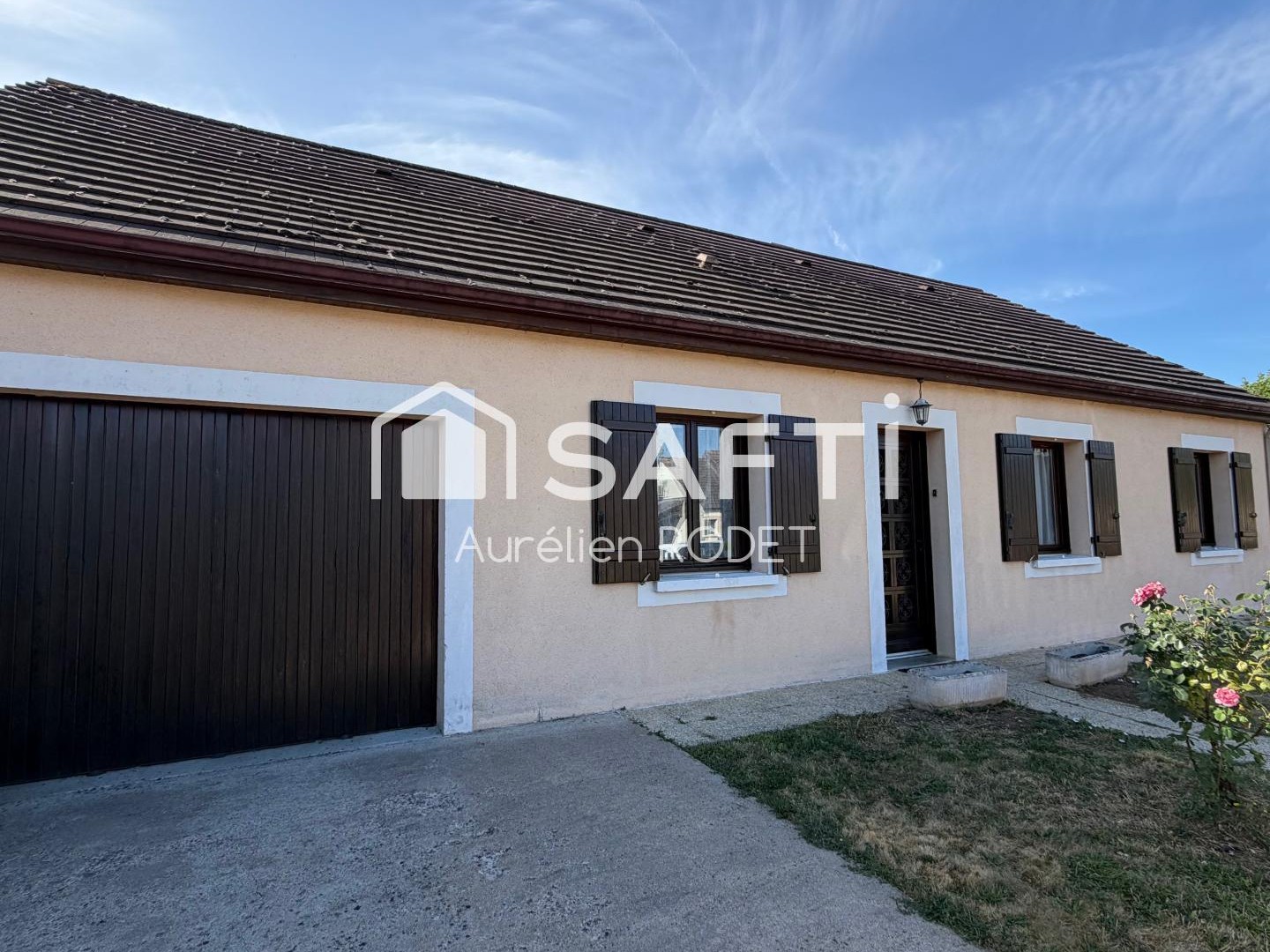 Maison de plain-pied avec garage, 3 chambres.