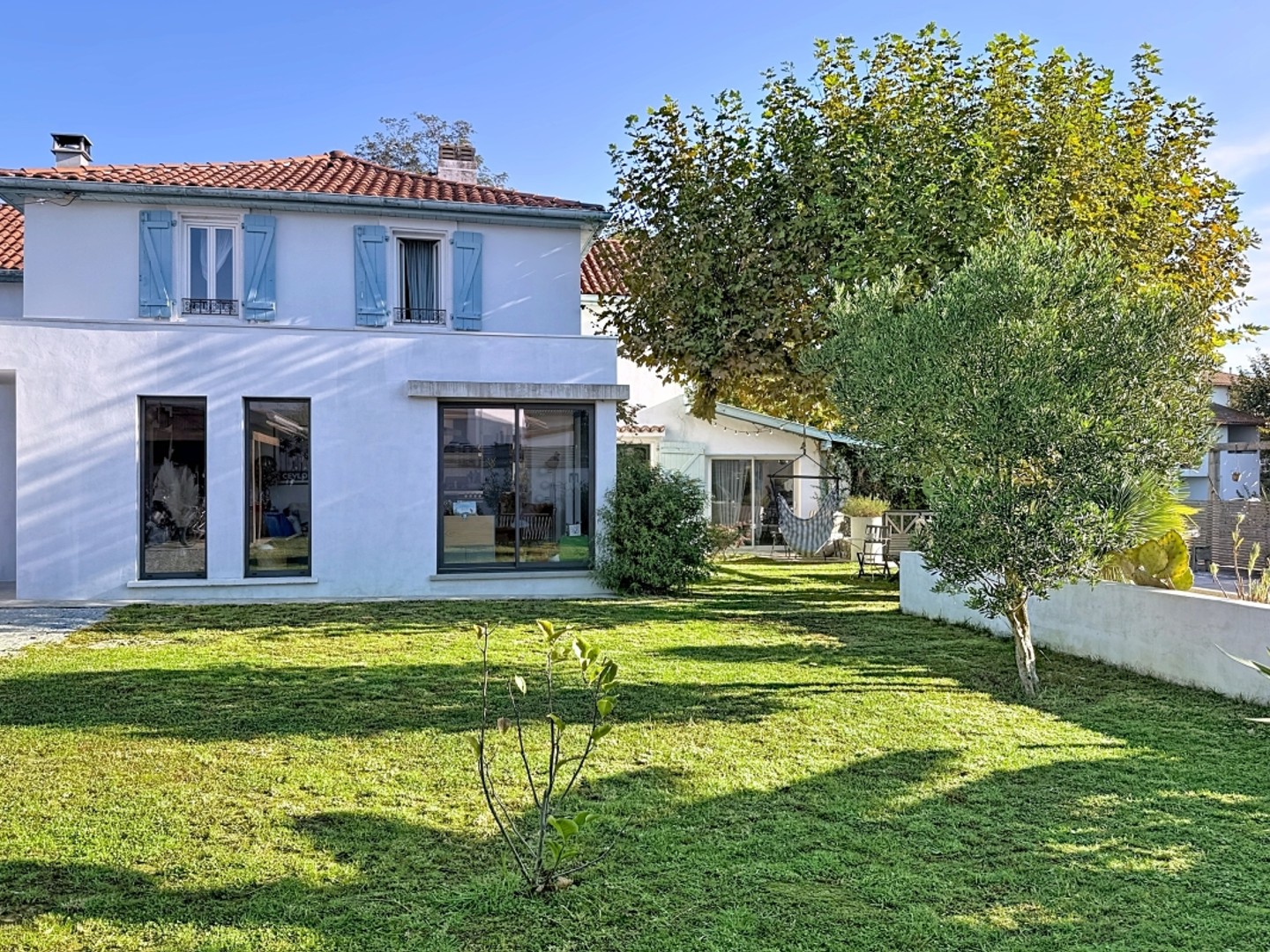Ensemble immobilier (maison + appartement) avec piscine