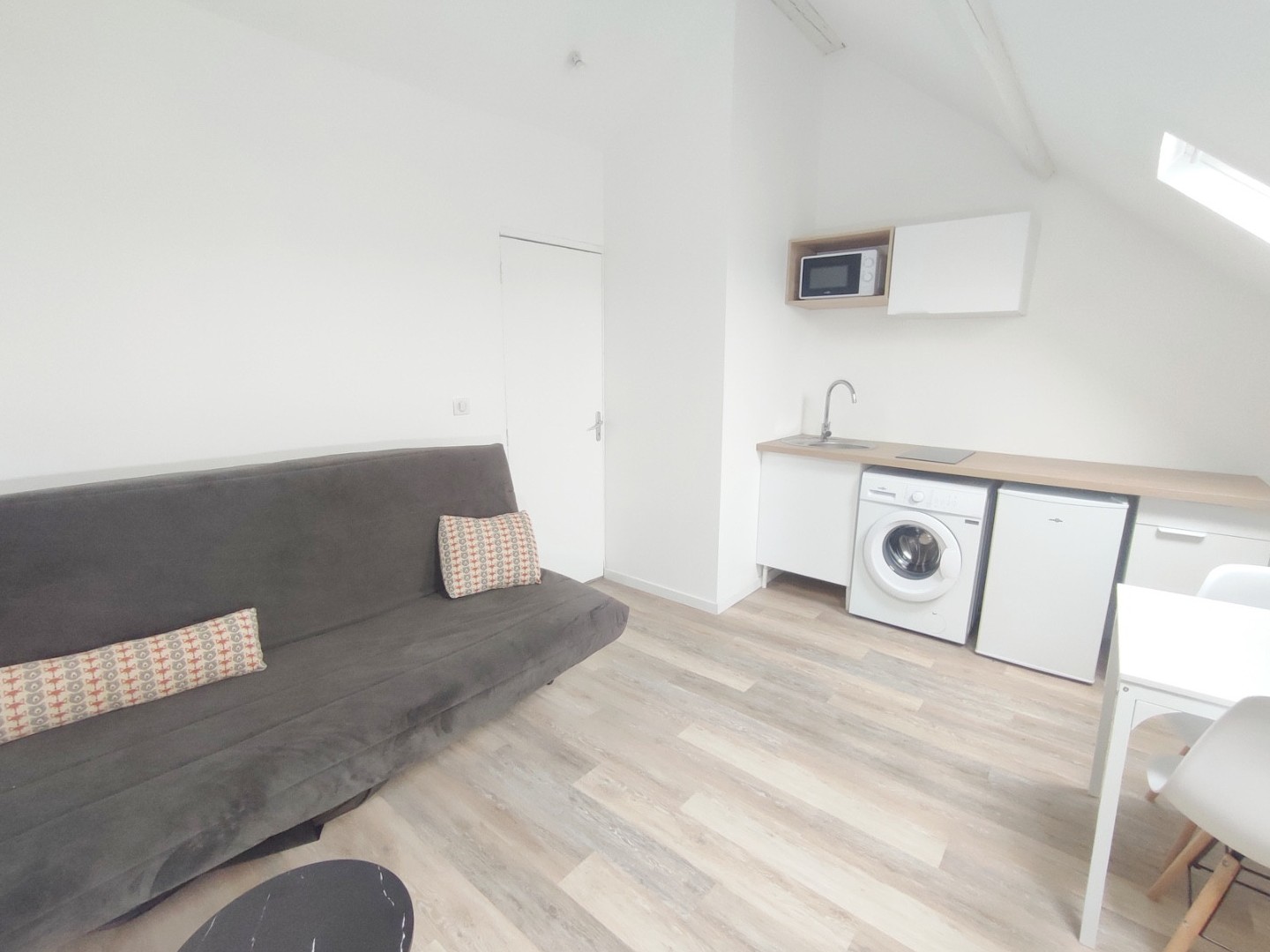 Studio moderne avec cuisine ouverte