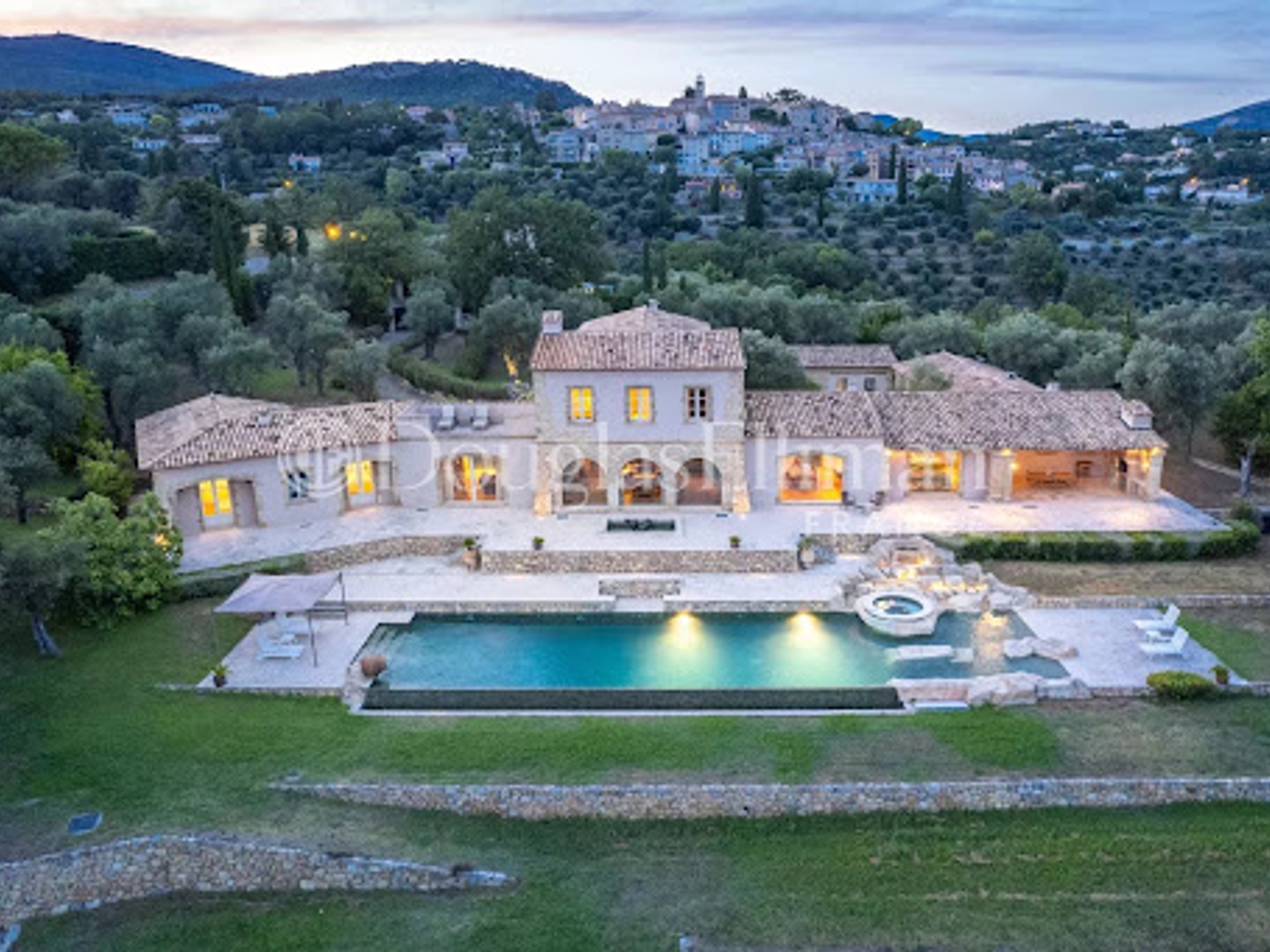 Villa 13 pièces 700 m²