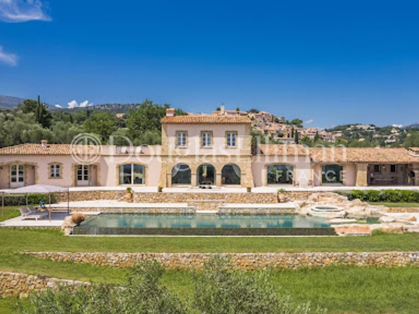 Maison à vendre - 13 pièces - 700m2 - Châteauneuf-Grasse (06740)