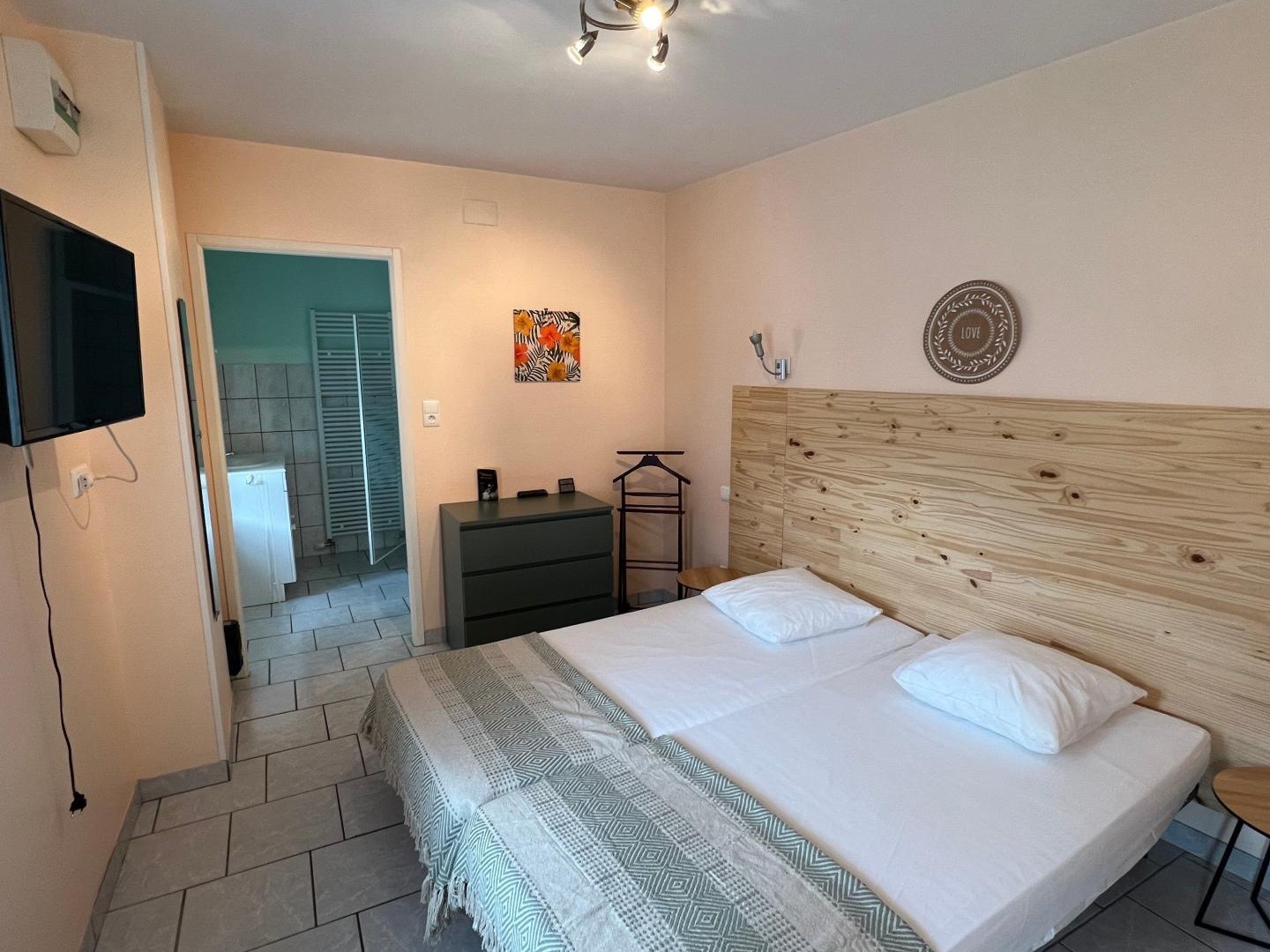 PETIT IMMEUBLE DE RAPPORT, 5 APPARTEMENTS F1 MEUBLES,