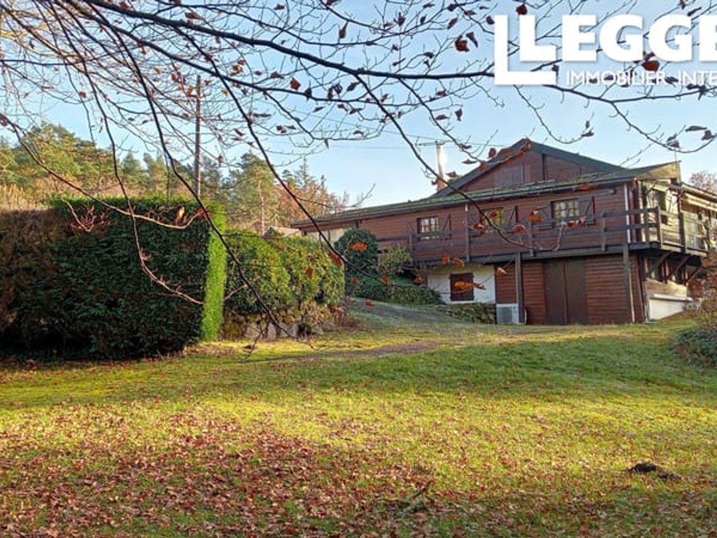 Propriété remarquable de 2,8ha traversée par une rivière : grand chalet, garage, dépendances et oxygène !
