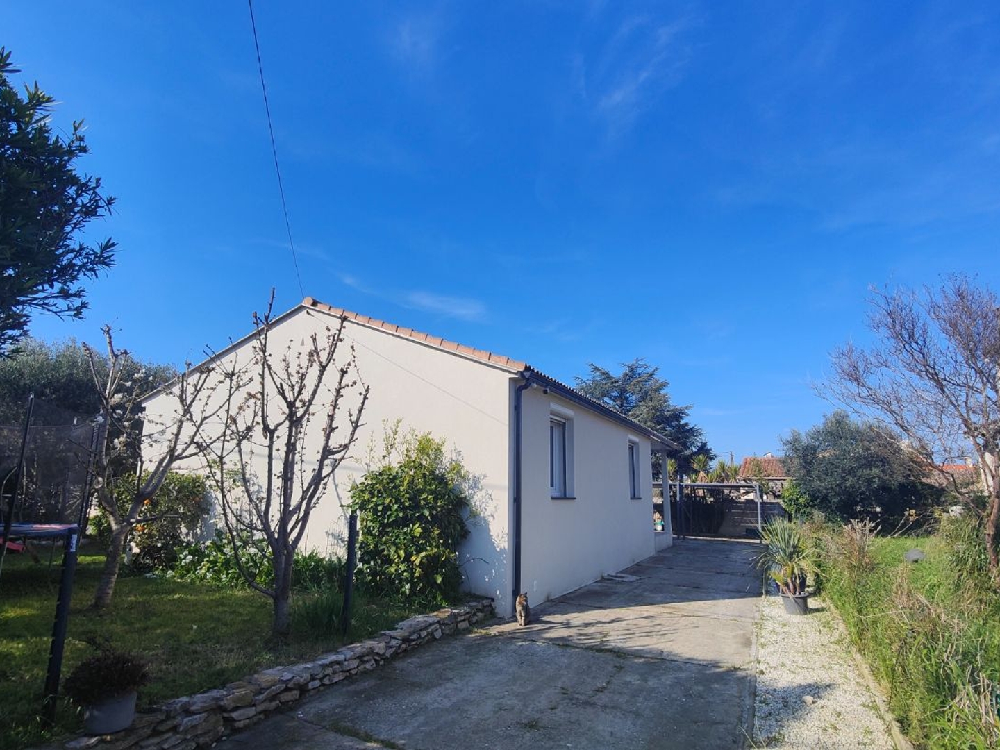 Maison plain pied , cœur de village avec jardin
