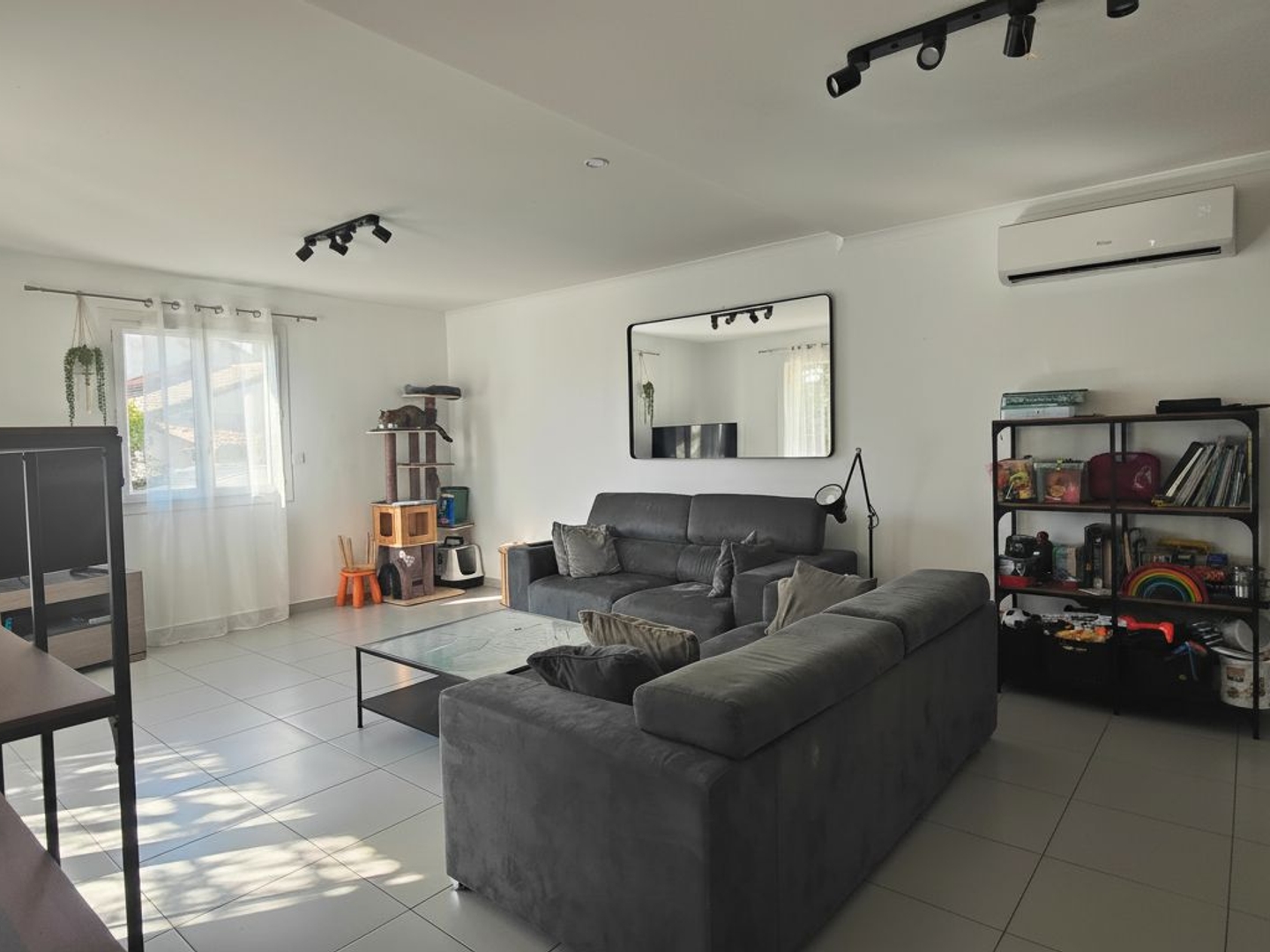 Maison plain pied , cœur de village avec jardin