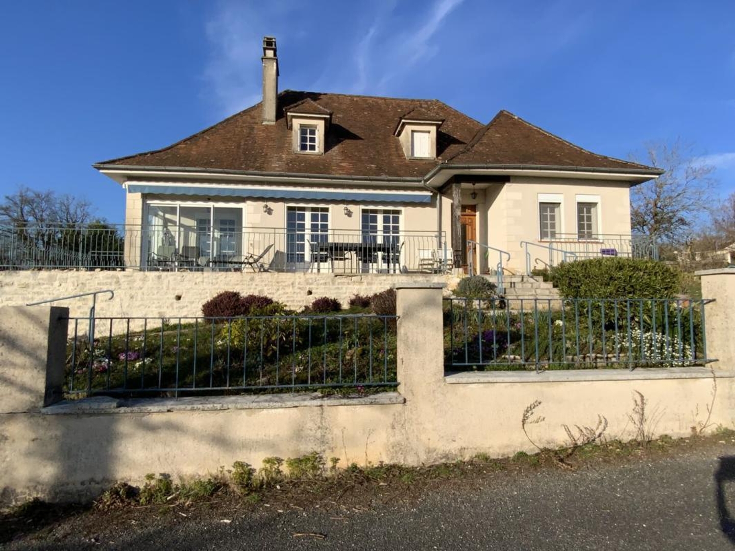 Proche toutes commodités, maison familiale et chaleureuse , 4 chambres - Quartier paisible et résidentiel