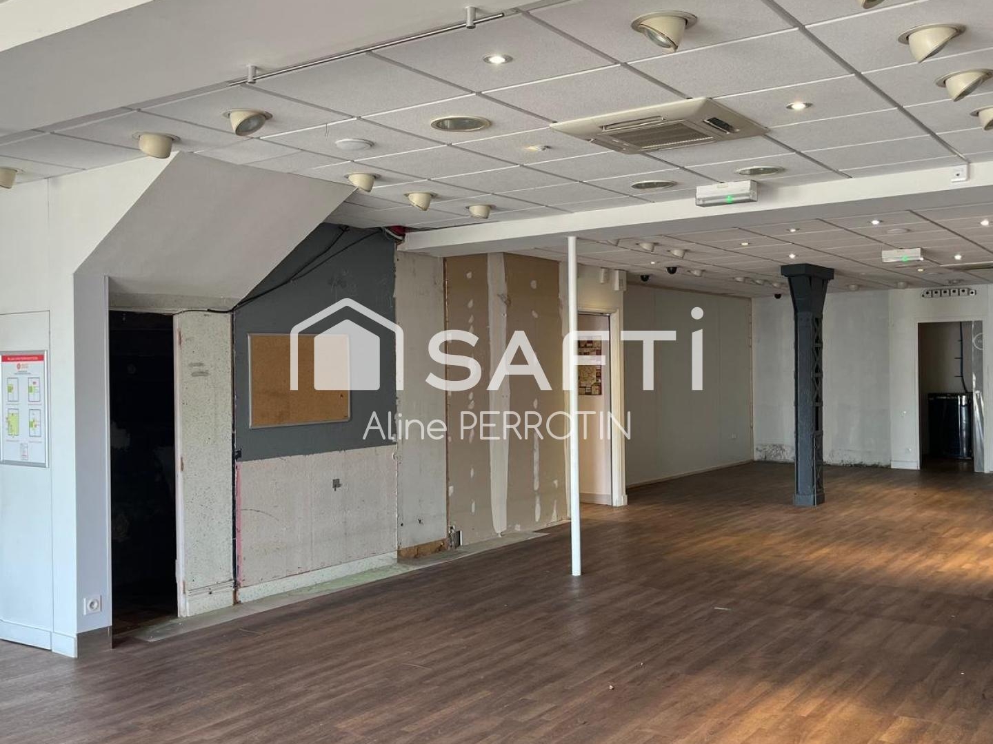 Locaux à vendre - 8 pièces - 313m2 - Sablé-Sur-Sarthe (72300)