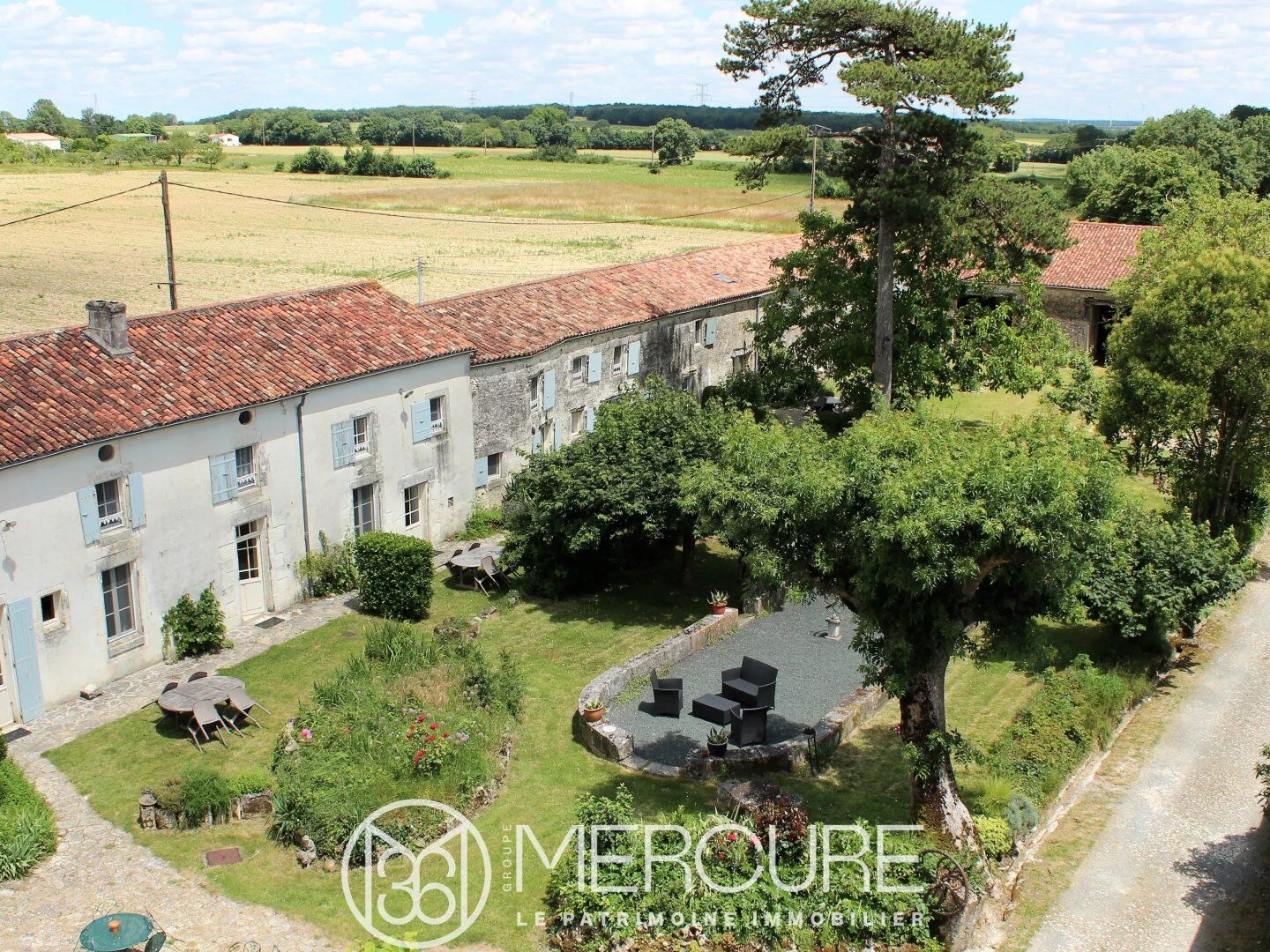 Maison à vendre - 31 pièces - 1200m2 - Saint-Jean-D'angély (17400)