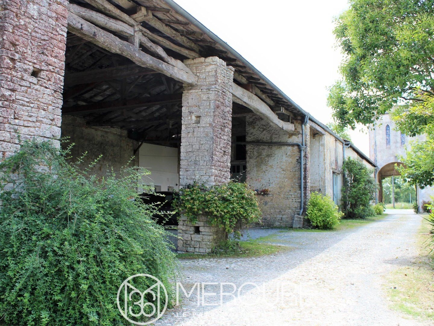 Maison à vendre - 31 pièces - 1200m2 - Saint-Jean-D'angély (17400)