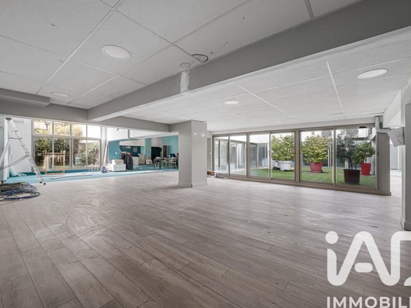 Immeuble commercial 8 pièces 395 m²