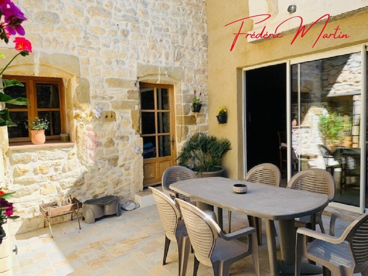 Blauzac, grande maison de village restaurée de 250 m² en pierre avec cour intérieure et terrasse.