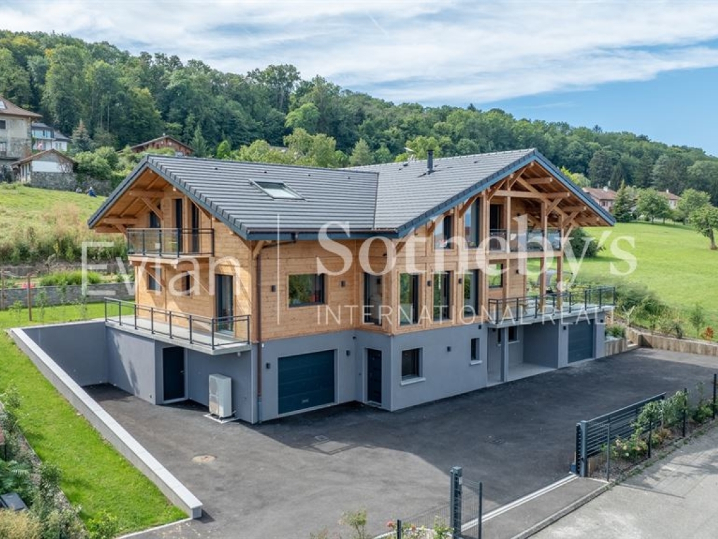 PROCHE VIAN : A PUBLIER Chalet récent avec vue lac
