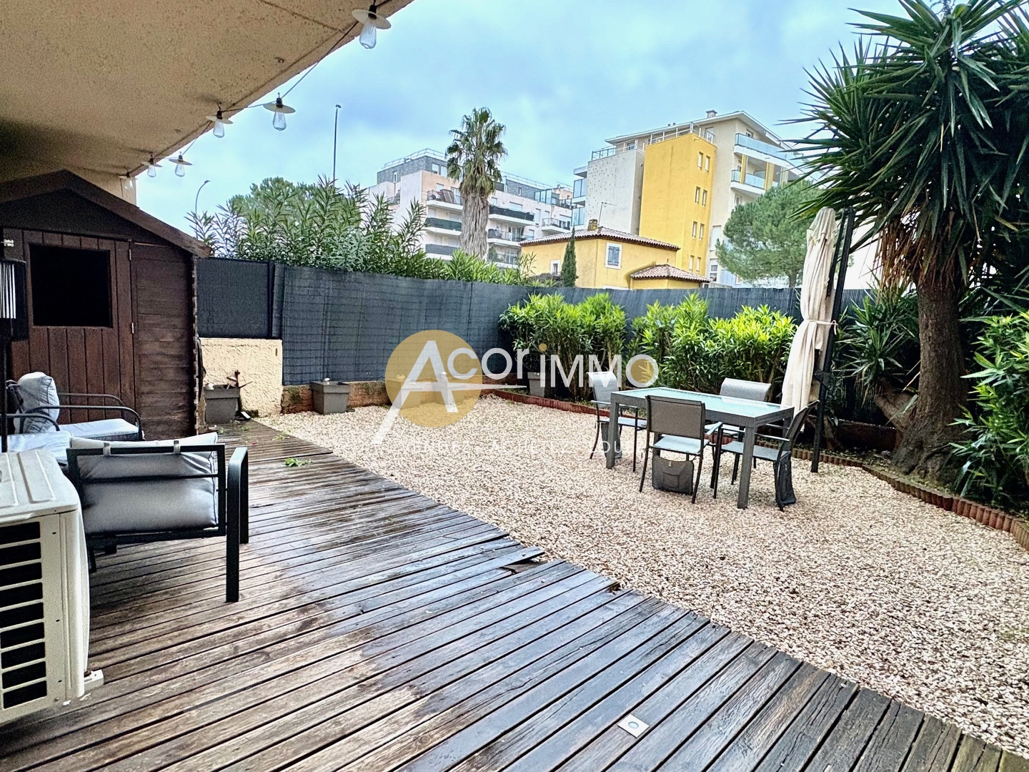 COUP DE COEUR-Bel appartement 2 CHAMBRES en REZ DE JARDIN et 1 Parking privatif