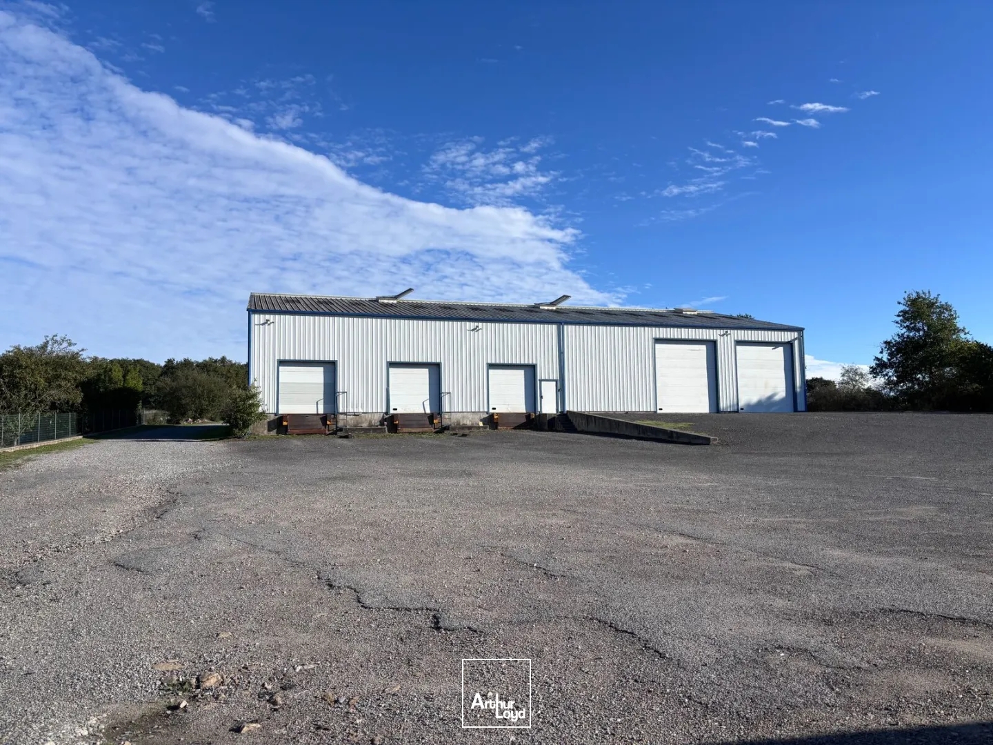 Bâtiment 770m2 et 9 000m2 terrain