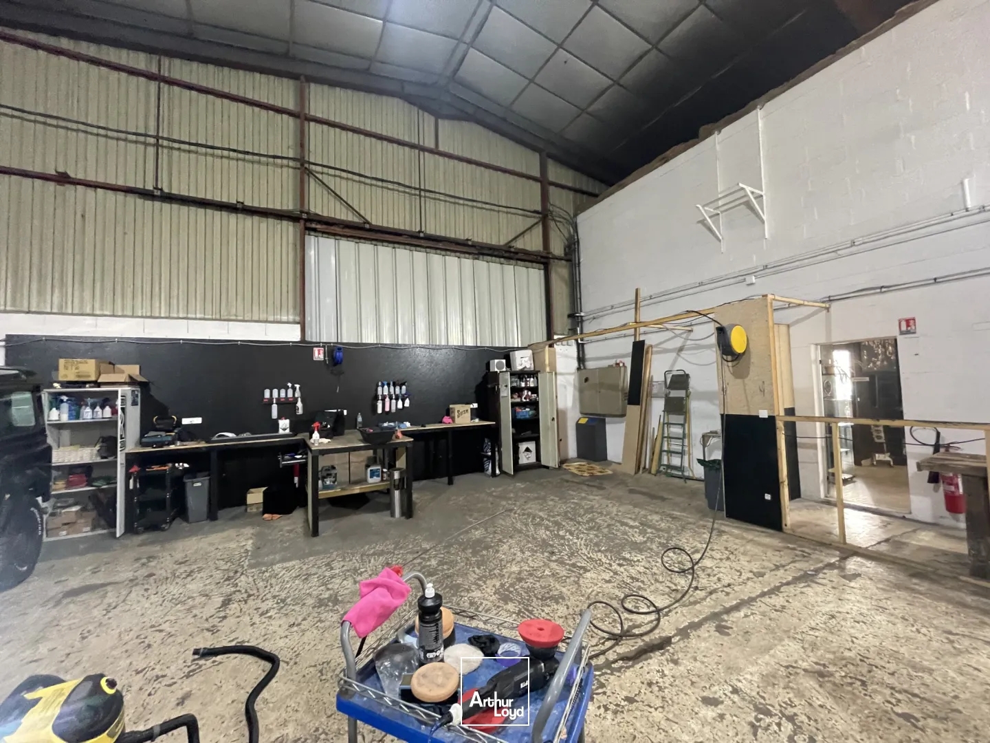 PROCHE A16 - LOCAUX D'ACTIVITÉS - 1 940 M2 ENVIRON - A VENDRE