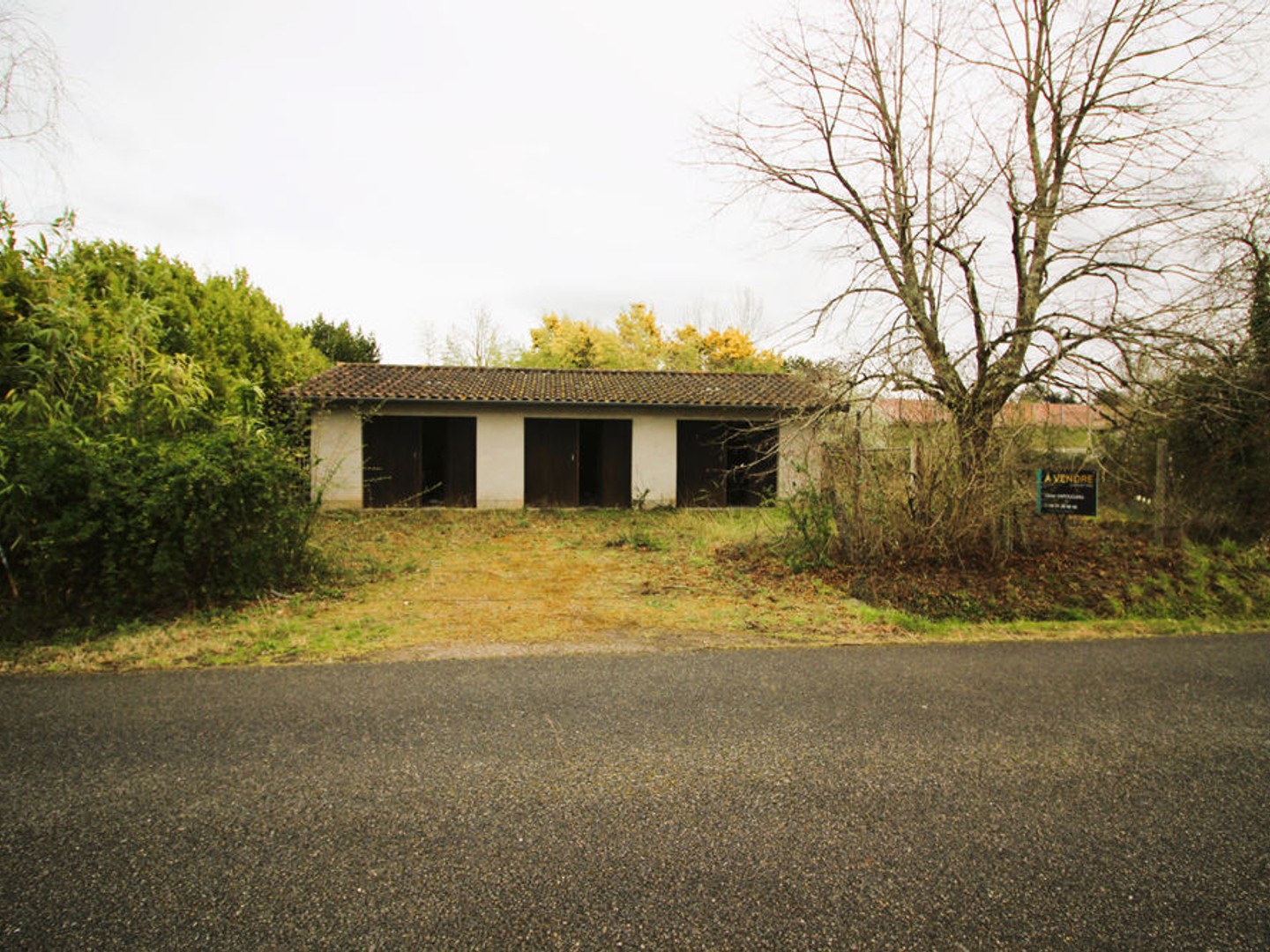 EXCLUSIVITÉ, MONTAUBAN, BÂTIMENT COMPOSÉ DE 3 GARAGES SUR UN TERRAIN DE 743M2.