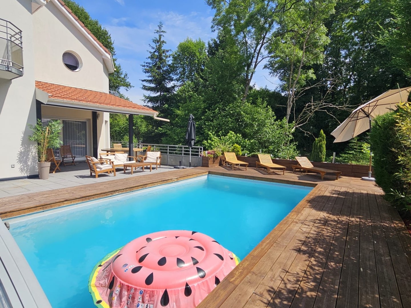 Splendide maison contemporaine d'une surface de 255 m² avec piscine sur un terrain de 9 ares en fond d'impasse située à Châlonvillars.